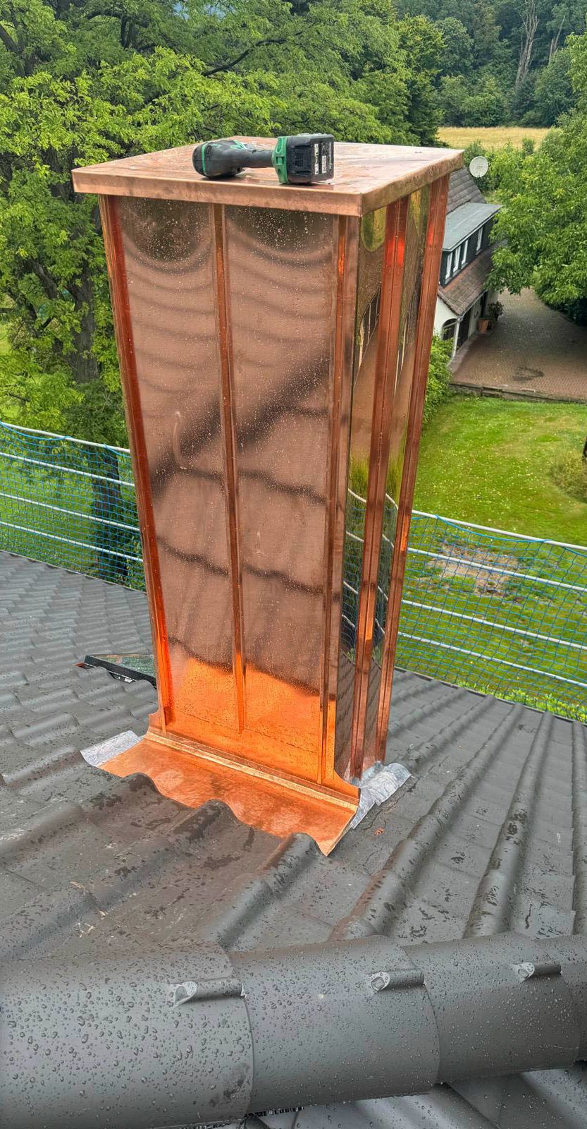 Arbeiten an einer Fassade am Haus