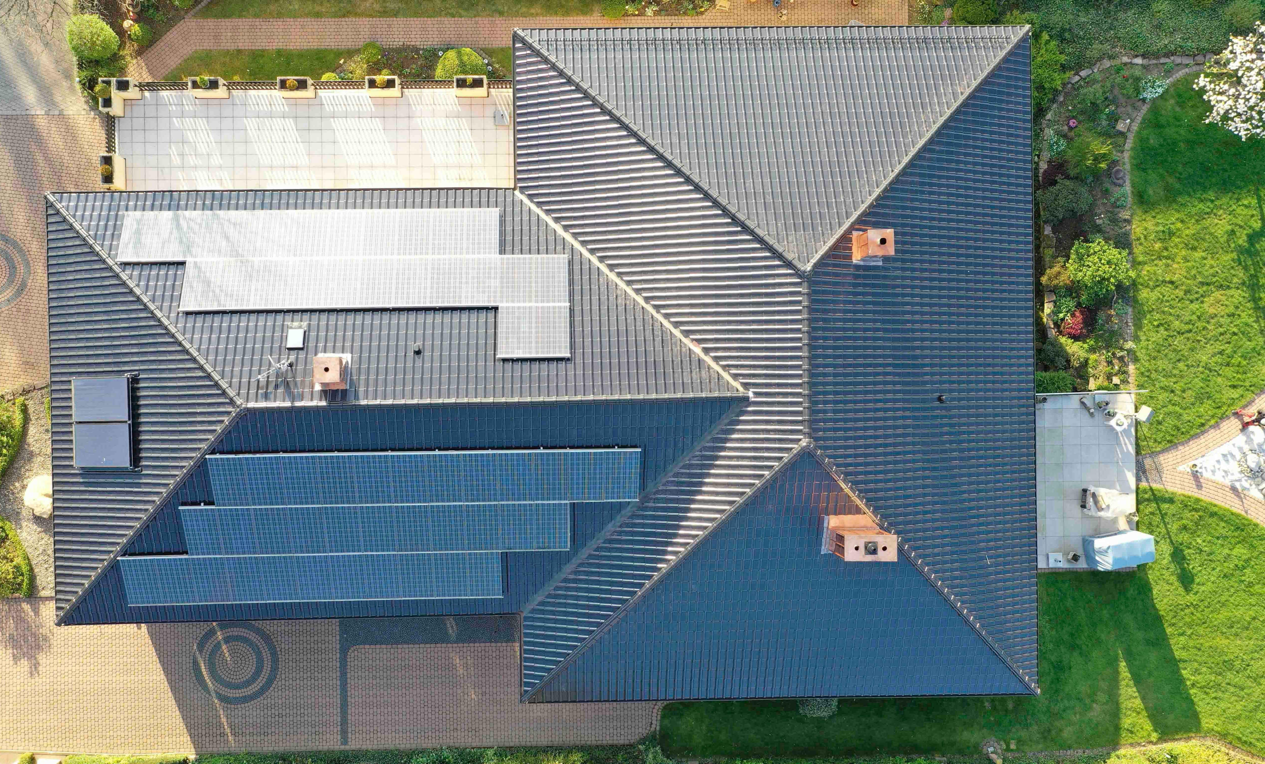 Außenansicht eines Hauses mit Steildach